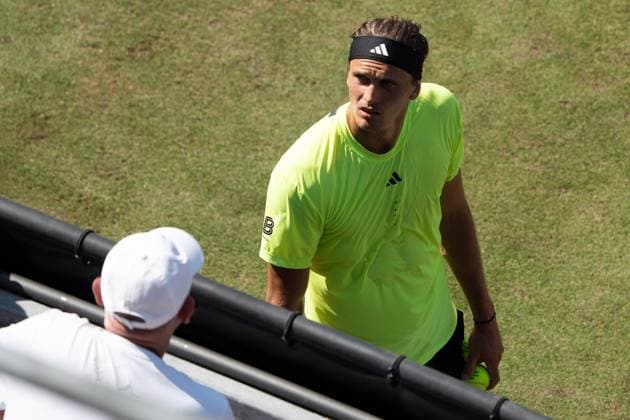 Alexander Zverev exchange with coach, Alexander Zverev vs Corentin Moutet, Tennis, ATP Tournament, Boss Open, Center Court, Round of 16, 12 06 2025, Alexander Zverev vs Corentin Moutet, Tennis, ATP Tournament, Boss Open, Center Court, Round of 16, 12 06 2025, Stuttgart Copyright: xEibner-Pressefoto EdwardxCheungx EP_ECG