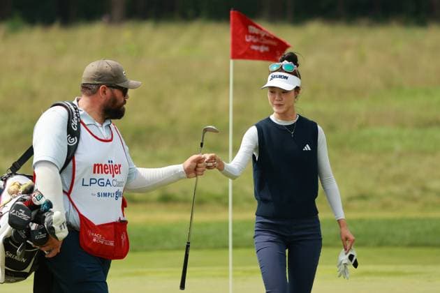 Meijer LPGA, Golf Damen Classic BELMONT, MICHIGAN-JUNE 12: Grace Kim of Australia celebrates her eagle on the 10th green with her caddie during the first round of the Meijer LPGA Classic for Simply Give golf tournament at Blythefield Country Club in Belmont, MI, USA Thursday, June 12, 2025. Belmont Michigan United States  Copyright: xJorgexLemusx originalFilename:lemus-meijerlp250612_npcKd.jpg