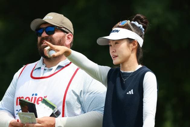 Meijer LPGA, Golf Damen Classic BELMONT, MICHIGAN-JUNE 12: Grace Kim of Australia interacts with her caddie on the 11th hole during the first round of the Meijer LPGA Classic for Simply Give golf tournament at Blythefield Country Club in Belmont, MI, USA Thursday, June 12, 2025. Belmont Michigan United States  Copyright: xJorgexLemusx originalFilename:lemus-meijerlp250612_npyxJ.jpg