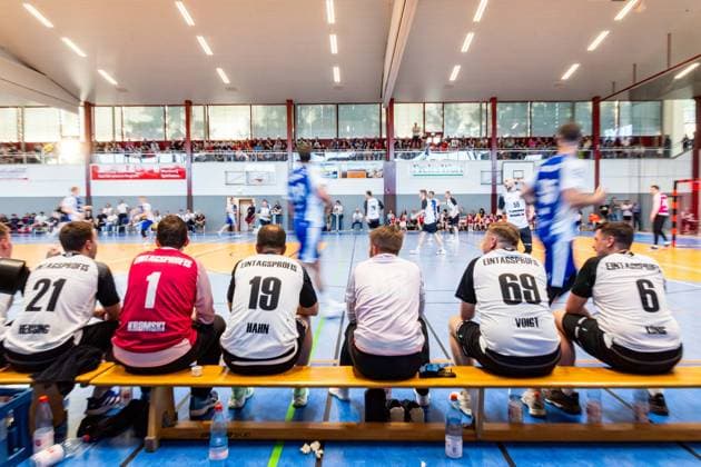 12 06 2025, GER, handball, men, one-day-professional cult club ThSV Eisenach as part of the festival weeks for the 1250th anniversary of the salt town the substitution bench of the one-day-professionals 36433 Bad Salzungen Werner Seelenbinder Halle Thuringia Germany