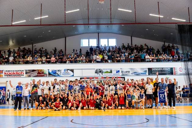 12 06 2025, GER, handball, men, one-day professional cult club ThSV Eisenach as part of the festival weeks for the 1250th anniversary of the salt town Group picture of the two teams 36433 Bad Salzungen Werner Seelenbinder Halle Thueringen Germany