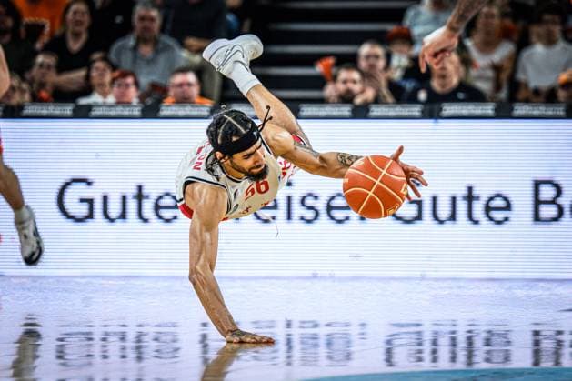 Sport Themen der Woche KW24 Sport Bilder des Tages Neu Ulm, Deutschland, 12.06.25: Jhivvan Jackson (FIT ONE Wuerzburg Baskets) in Aktion, am Ball, Einzelaktion waehrend des Basketball Bundesliga Halfinale Playoffs Spiel 5 Spiels zwischen ratiopharm ulm vs FIT ONE Wuerzburg Baskets in der ratiopharm Arena am 12. Juni 2025 in Neu Ulm, Deutschland. (Foto von Harry Langer DeFodi Images) ratiopharm Arena, Germany, 12.06.25: Jhivvan Jackson (FIT ONE Wuerzburg Baskets) controls the Ball during the Basketball Bundesliga Halfinale Playoffs Spiel 5 match between ratiopharm ulm vs FIT ONE Wuerzburg Baskets at Neu Ulm on June 12, 2025 in ratiopharm Arena, Germany. (Photo by Harry Langer DeFodi Images) (Photo by Harry Langer DeFodi Images) *** Neu Ulm, Germany, 12 06 25 Jhivvan Jackson FIT ONE Wuerzburg Baskets in action, on the ball, single action during the Basketball Bundesliga Semifinal Playoffs Game 5 match between ratiopharm ulm vs FIT ONE Wuerzburg Baskets at ratiopharm Arena on June 12, 2025 in Neu Ulm, Germany Photo by Harry Langer DeFodi Images ratiopharm Arena, Germany, 12 06 25 Jhivvan Jackson FIT ONE Wuerzburg Baskets controls the Ball during the Basketball Bundesliga Semifinals Playoffs Game 5 match between ratiopharm ulm vs FIT ONE Wuerzburg Baskets at Neu Ulm on June 12, 2025 in ratiopharm Arena, Germany Photo by Harry Langer DeFodi Images Photo by Harry Langer DeFodi Images