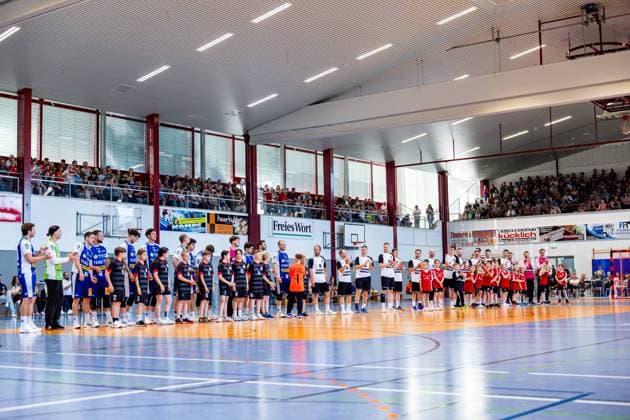 12 06 2025, GER, Handball, Maenner, Eintagsprofi Kultklub ThSV Eisenach as part of the festival weeks for the 1250th anniversary of the salt city shows the two teams of the Eintagsprofi Kultklub ThSV Eisenach shortly before the start of the game 36433 Bad Salzungen Werner Seelenbinder Halle Thueringen Germany