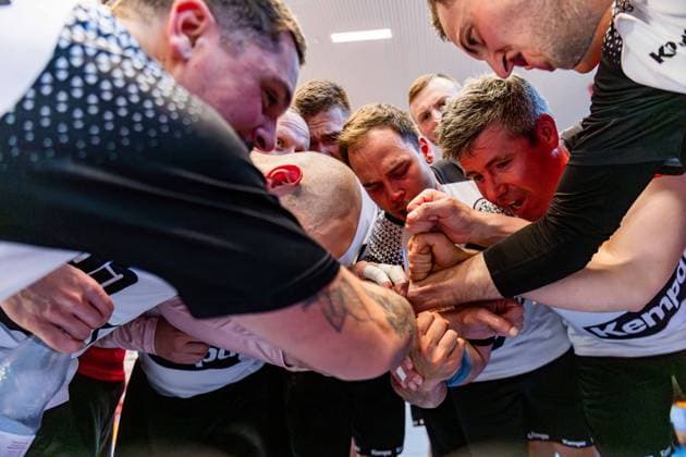 12 06 2025, GER, Handball, Maenner, Eintagsprofi Kultklub ThSV Eisenach im Rahmen der Festwochen zum 1250 jährigen der Salzstadt die Mannschaft Team der Eintagsprofis beim Motivieren kurz vor Spielbeginn 36433 Bad Salzungen Werner Seelenbinder Halle Thueringen Germany