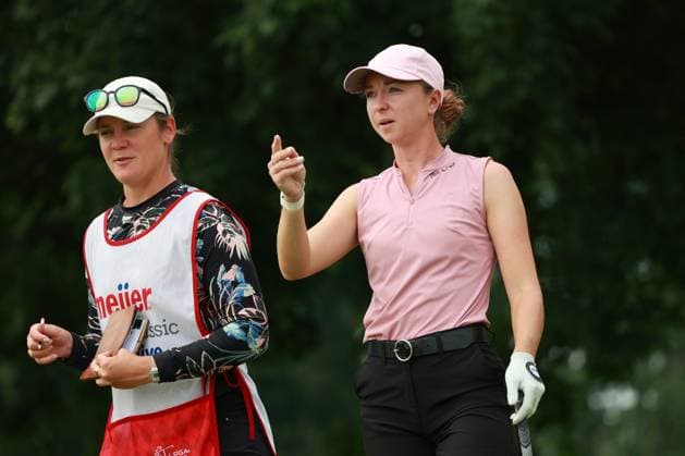 Meijer LPGA, Golf Damen Classic BELMONT, MICHIGAN-JUNE 12: Polly Mack of Germany interacts with her caddie on the 11th hole during the first round of the Meijer LPGA Classic for Simply Give golf tournament at Blythefield Country Club in Belmont, MI, USA Thursday, June 12, 2025. Belmont Michigan United States  Copyright: xJorgexLemusx originalFilename:lemus-meijerlp250612_npa91.jpg