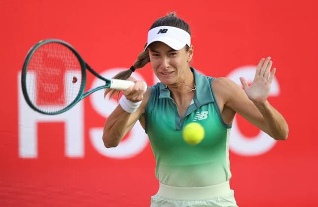 (250613) -- LONDON, June 13, 2025 -- McCartney Kessler returns a shot during the women s singles second round match between Zheng Qinwen of China and McCartney Kessler of the United States at the Queen s Club Championships in London, Britain, June 12, 2025. ) (SP)BRITAIN-LONDON-TENNIS-QUEEN S CLUB CHAMPIONSHIPS LixYing 
