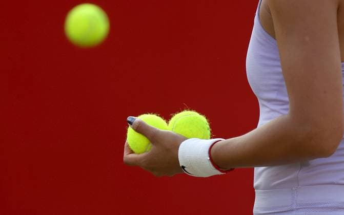 (250613) -- LONDON, June 13, 2025 -- Zheng Qinwen reacts during the women s singles second round match between Zheng Qinwen of China and McCartney Kessler of the United States at the Queen s Club Championships in London, Britain, June 12, 2025. ) (SP)BRITAIN-LONDON-TENNIS-QUEEN S CLUB CHAMPIONSHIPS LixYing 