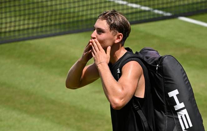Justin Engel GER says goodbye to the Stuttgart crowd thanks gesture gesture kiss flying kiss Tennis Men BOSS Open ATP 250 Stuttgart 2025 Weissenhof BOSS Open ATP 250 Stuttgart 2025