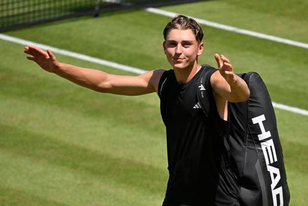Justin Engel GER says goodbye to the Stuttgart crowd thanks gesture gesture Tennis Men BOSS Open ATP 250 Stuttgart 2025 Weissenhof BOSS Open ATP 250 Stuttgart 2025