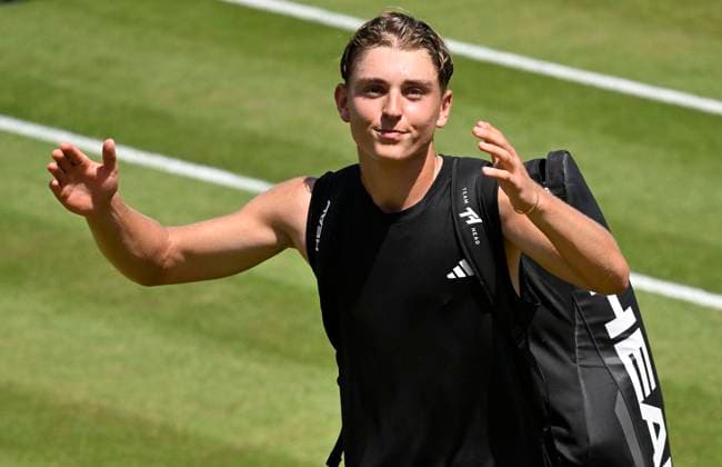 Justin Engel GER says goodbye to the Stuttgart crowd thanks gesture gesture Tennis Men BOSS Open ATP 250 Stuttgart 2025 Weissenhof BOSS Open ATP 250 Stuttgart 2025