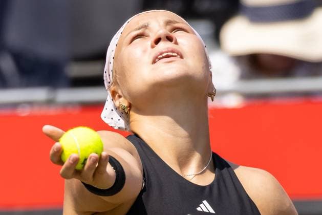 Tennis - 2025 WTA, Tennis Damen HSBC Championships - Quarter Finals -- The Queens Club - Friday 13th June 2025. Diana Shnaider vs Madison Keys (USA) Diana Shnaider prepeares her service shot Colorsport Daniel Bearham  csp_ten_quW_db_13062025_