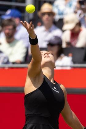 Tennis - 2025 WTA, Tennis Damen HSBC Championships - Quarter Finals -- The Queens Club - Friday 13th June 2025. Diana Shnaider vs Madison Keys (USA) Diana Shnaider looks to the sky as she prepares to serve Colorsport Daniel Bearham  csp_ten_quW_db_13062025_