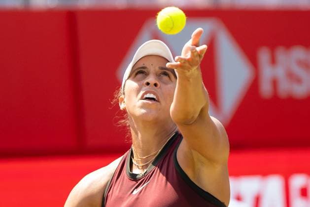 Tennis - 2025 WTA, Tennis Damen HSBC Championships - Quarter Finals -- The Queens Club - Friday 13th June 2025. Diana Shnaider vs Madison Keys (USA) Madison Keys (USA) tosses the ball as she prepares her service shot Colorsport Daniel Bearham  csp_ten_quW_db_13062025_