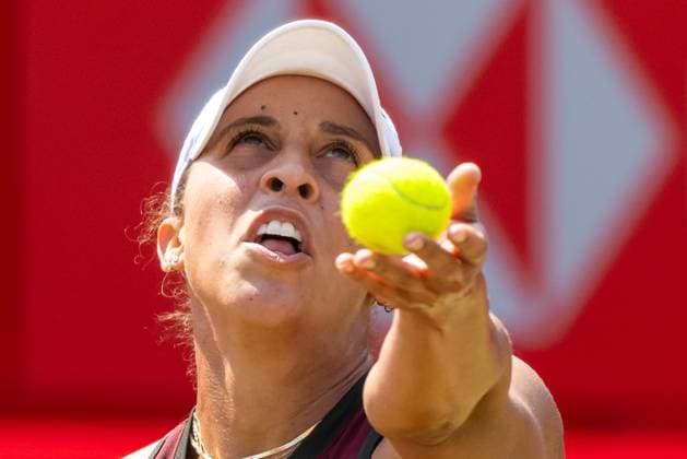Tennis - 2025 WTA, Tennis Damen HSBC Championships - Quarter Finals -- The Queens Club - Friday 13th June 2025. Diana Shnaider vs Madison Keys (USA) Madison Keys (USA) tosses the ball as she prepares her service shot Colorsport Daniel Bearham  csp_ten_quW_db_13062025_