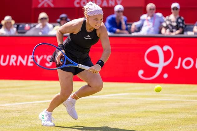 Tennis - 2025 WTA, Tennis Damen HSBC Championships - Quarter Finals -- The Queens Club - Friday 13th June 2025. Diana Shnaider vs Madison Keys (USA) Diana Shnaider races to return the drop shot Colorsport Daniel Bearham  csp_ten_quW_db_13062025_