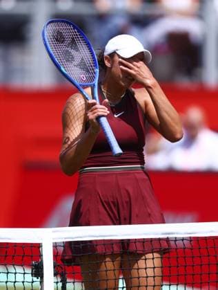 Tennis, WTA-Turnier in London, Queens Club HSBC Tennis Championships, Day Five Queens Club, London, UK - 13 Jun 2025 Madison Keys (USA) holds her head following a missed shot during her Quarter Final match against Diana Shnaider in the 2025 HSBC Championships at Queens Club London Queens Club London GBR, UK NEWSPAPERS OUT Copyright: xMarkxGreenwoodx