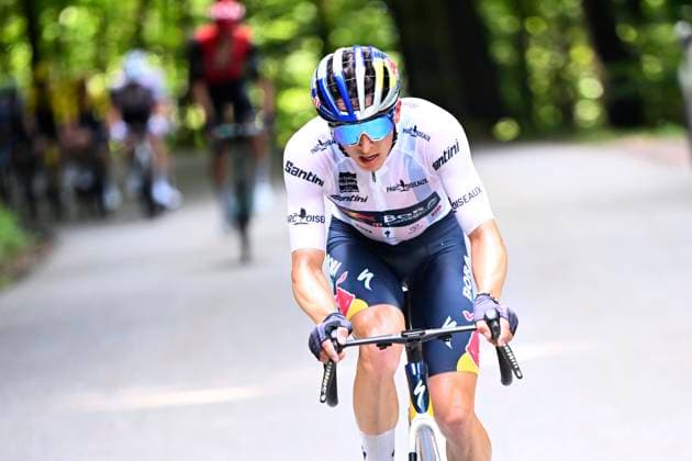 Sport Bilder des Tages Criterium du Dauphine 2025 Stage 6 COMBLOUX, FRANCE - JUNE 13 : Lipowitz Florian (GER) of Red Bull BORA - Hansgrohe during stage 6 of the 77th edition of Criterium du Dauphine Libere an UCI World Tour 2.UWT cycling road race stage for Men Elite of 126.7 km with start in Valserhone and finish in Combloux on June 13, 2025 in Combloux, France, 13 06 2025 ( Motordriver Kenny Verfaillie - Combloux France  Copyright: xVincentxKalutx