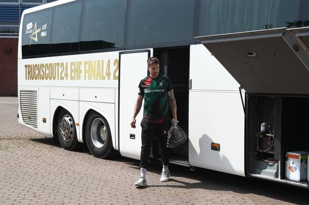 13 06 2025, xtgx, Handball, EHF Champions League Final 4, Final Training and Media Day v l Arrival of SC Magdeburg, Michael Damgaard Magdeburg, 34 gets off the bus Cologne