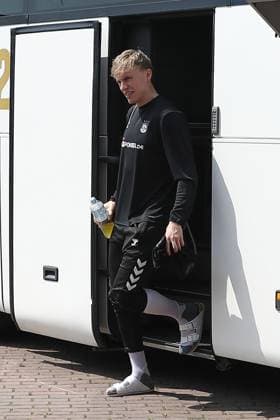 13 06 2025, xtgx, Handball, EHF Champions League Final 4, Final Training and Media Day v l Arrival of SC Magdeburg, Gisli Thorgeir Kristjansson Magdeburg, 10 gets off the bus Koeln