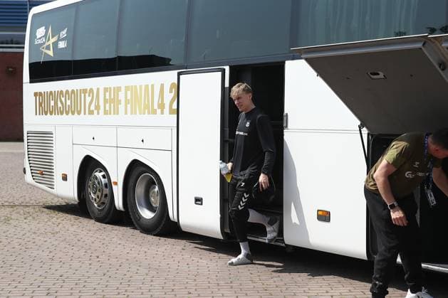 13 06 2025, xtgx, Handball, EHF Champions League Final 4, Final Training and Media Day v l Arrival of SC Magdeburg, Gisli Thorgeir Kristjansson Magdeburg, 10 gets off the bus Koeln