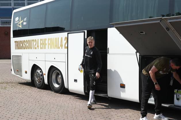 13 06 2025, xtgx, Handball, EHF Champions League Final 4, Final Training and Media Day v l Arrival of SC Magdeburg, Gisli Thorgeir Kristjansson Magdeburg, 10 gets off the bus Koeln