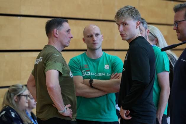 13 06 2025, xtgx, Handball, EHF Champions League Final 4, Final training sessions and Media Day f l Physiotherapist Andreas Grote and athletics trainer Daniel Müller with Gisli Thorgeir Kristjansson Magdeburg, 10 In the background Physiotherapist Tino Meyer Cologne