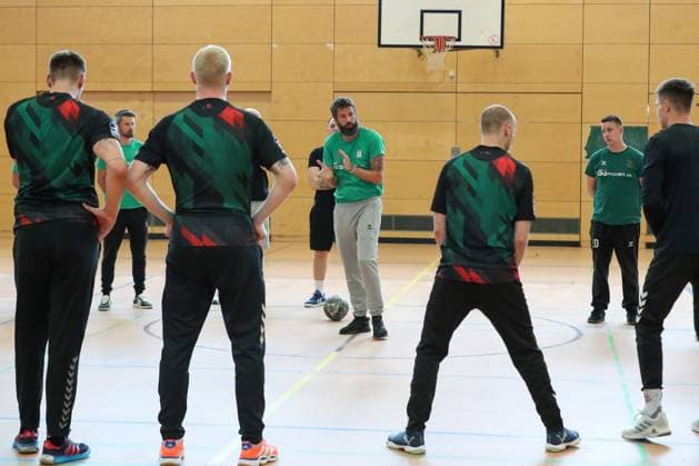 13 06 2025, xtgx, Handball, EHF Champions League Final 4, Final training sessions and Media Day v l Bennet Wiegert Magdeburg, Coach speaks to the team, Team Cologne