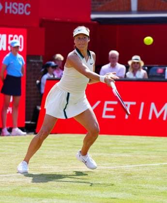 Tennis, WTA-Turnier in London, Queens Club Tatjana Maria with a forehand slice during her quarter final win over Elena Rybakina Queen s Club Championships, Day 5, Queen s Club, West Kensington, London - 13 Jun 2025  Copyright: xJavierxGarcia Shutterstockx 15354720l