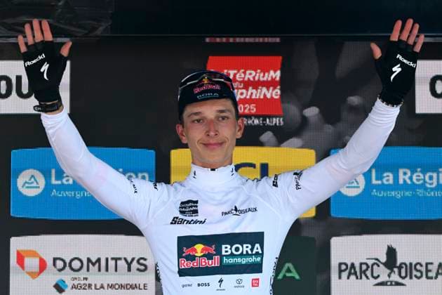 Criterium du Dauphine 2025 Stage 6 COMBLOUX, FRANCE - JUNE 13 : Lipowitz Florian (GER) of Red Bull BORA - Hansgrohe pictured with the white jersey during the podium ceremony of stage 6 of the 77th edition of Criterium du Dauphine Libere an UCI World Tour 2.UWT cycling road race stage for Men Elite of 126.7 km with start in Valserhone and finish in Combloux on June 13, 2025 in Combloux, France, 13 06 2025 ( Motordriver Kenny Verfaillie - Combloux France  Copyright: xVincentxKalutx