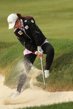 Meijer LPGA, Golf Damen Classic BELMONT, MICHIGAN-JUNE 13: Pornanong Phatlum of Thailand hits out of the bunker toward the 10th green during the second round of the Meijer LPGA Classic for Simply Give golf tournament at Blythefield Country Club in Belmont, MI, USA Friday, June 13, 2025. Belmont Michigan United States  Copyright: xJorgexLemusx originalFilename:lemus-meijerlp250613_npOqc.jpg