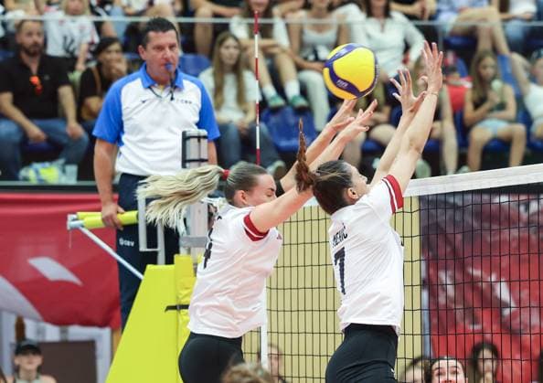 Volleyball, Frauen CEV European Silver League, Lettland - Österreich VOLLEYBALL - CEV EVSLW, LAT vs AUT AMSTETTEN,AUSTRIA,13.JUN.25 - VOLLEYBALL - CEV European Silver League Women, OEVV international match, Länderspiel, Nationalmannschaft Latvia vs Austria. Image shows Kora Schaberl and Aida Mehic (AUT).  GEPAxpictures xHaraldxSteiner