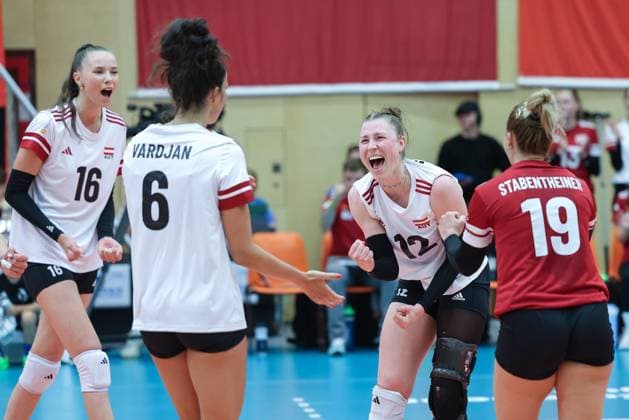 Volleyball, Frauen CEV European Silver League, Lettland - Österreich VOLLEYBALL - CEV EVSLW, LAT vs AUT AMSTETTEN,AUSTRIA,13.JUN.25 - VOLLEYBALL - CEV European Silver League Women, OEVV international match, Länderspiel, Nationalmannschaft Latvia vs Austria. Image shows the rejoicing of Anamarija Galic, Srna Vardjan, Victoria Deisl and Eva Stabentheiner (AUT).  GEPAxpictures xHaraldxSteiner