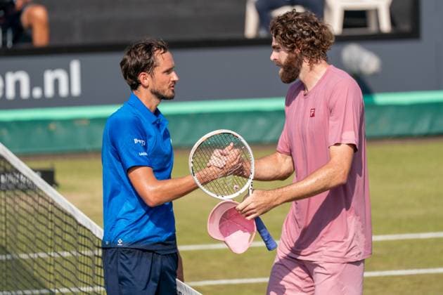 2025-06-13 2025 Libema Open Grass Court Championships Autotron ROSMALEN, NETHERLANDS - JUNE 13: Daniil Medvedev of Russia, Reilly Opelka of The USA during the 2025 Libema Open Grass Court Championships at Autotron on June 13, 2025 in Rosmalen, Netherlands. Rosmalen Autotron Netherlands Content not available for redistribution in The Netherlands directly or indirectly through any third parties. Copyright: xMarleenxFouchierx