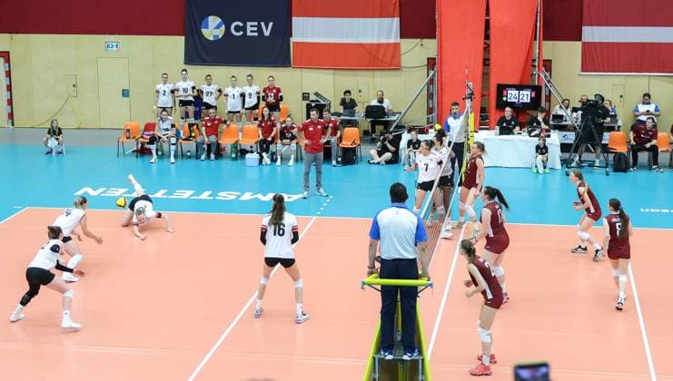 Volleyball, Frauen CEV European Silver League, Lettland - Österreich VOLLEYBALL - CEV EVSLW, LAT vs AUT AMSTETTEN,AUSTRIA,13.JUN.25 - VOLLEYBALL - CEV European Silver League Women, OEVV international match, Länderspiel, Nationalmannschaft Latvia vs Austria. Image shows Victoria Deisl, Kora Schaberl, Jana Gaertner (AUT), Nina Nesimovic and Aida Mehic (AUT).  GEPAxpictures xHaraldxSteiner