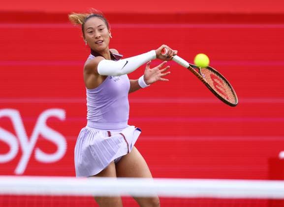 Tennis, WTA-Turnier in London, Queens Club HSBC Tennis Championships, Day Five Queens Club, London, UK - 13 Jun 2025 Qinwen Zheng (CHN) in action during her Quarter Final match against Emma Raducanu (GBR) in the 2025 HSBC Championships at Queens Club London Queens Club London GBR, UK NEWSPAPERS OUT Copyright: xMarkxGreenwoodx