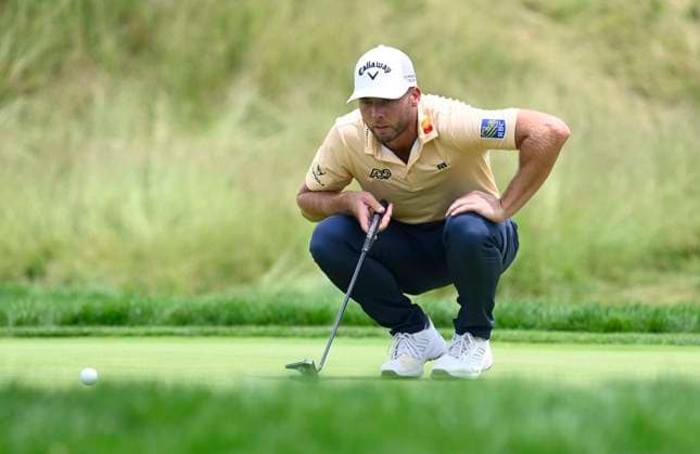 Sam Burns lines up a putt on the 8th hole during the second round of the 125th U.S. Open Golf Championship at Oakmont Country Club in Oakmont, Pennsylvania on Friday, June 13, 2025.  PIT20250613602 ARCHIExCARPENTER