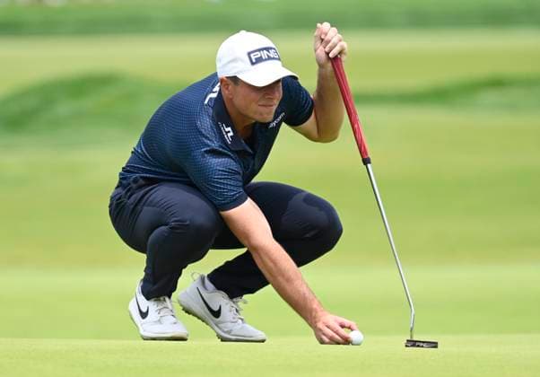 Viktor Hovland of Norway lines up a putt on the 8th hole during the second round of the 125th U.S. Open Golf Championship at Oakmont Country Club in Oakmont, Pennsylvania on Friday, June 13, 2025.  PIT20250613603 ARCHIExCARPENTER
