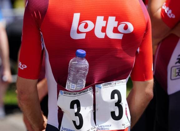 13 06 2025 Gippingen Switzerland Cycling GP Gippingen Grand Prix of the Canton of Aargau Picture Precaution against the heat