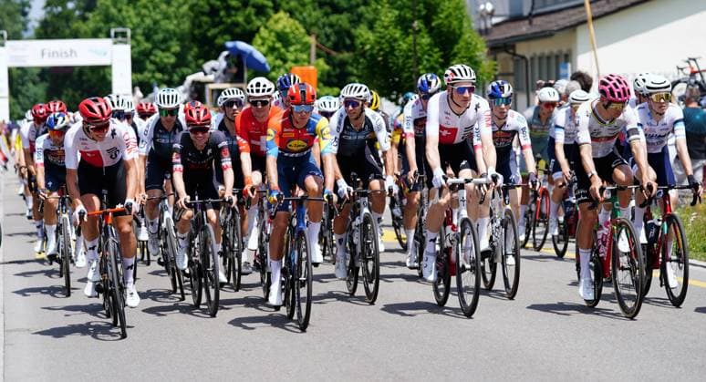 13 06 2025 Gippingen Switzerland Cycling GP Gippingen Grand Prix of the Canton of Aargau Picture The field of riders ,Peleton in action,on the right Stefan Kueng SUI Rui Costa POR