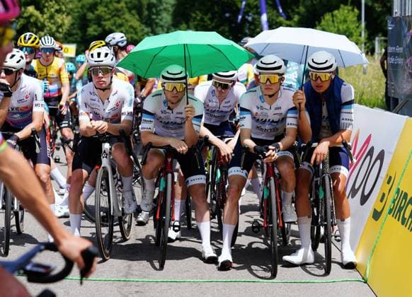 13 06 2025 Gippingen Switzerland Cycling GP Gippingen Grand Prix of the Canton of Aargau Picture The riders before the start, protecting themselves from the heat