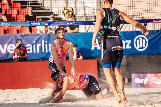 Beach volleyball men Allianz German Beach Tour 2025 Tourstop Bremen 13 06 2025 back Luis Henrichs cant get past front Yannik Ahr Bremen Waterfront Bremen Germany