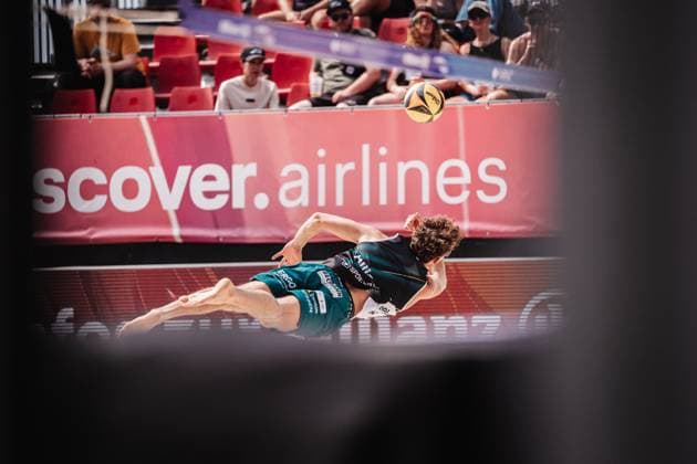 Beach volleyball men Allianz German Beach Tour 2025 Tourstop Bremen 13 06 2025 Hennes Nissen jumps to the ball Bremen Waterfront Bremen Germany