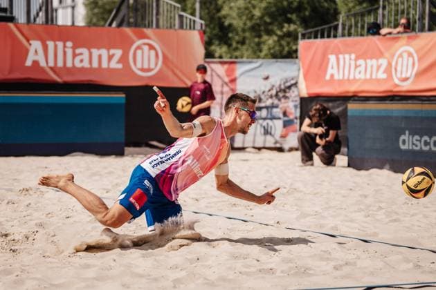 Beach volleyball men Allianz German Beach Tour 2025 Tourstop Bremen 13 06 2025 David Poniewaz watches the ball go out Bremen Waterfront Bremen Germany