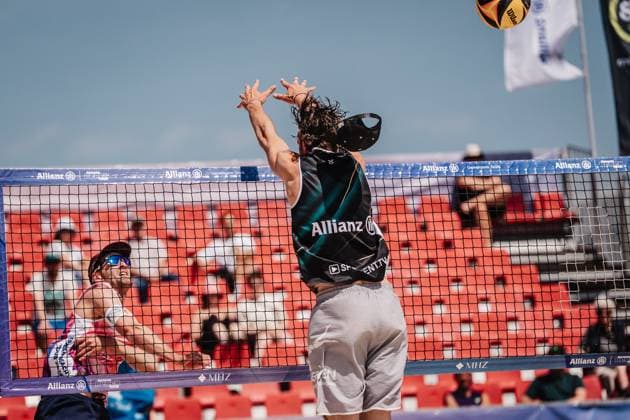 Beach volleyball men Allianz German Beach Tour 2025 Tourstop Bremen 13 06 2025 v l Manuel Harms knocks the cap off Jannik Kühlborns head on the attack Bremen Waterfront Bremen Germany