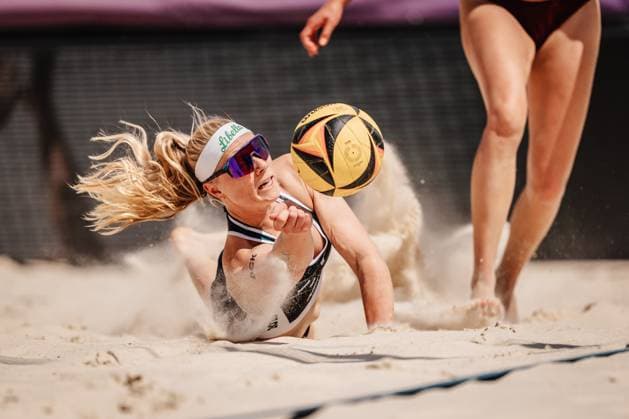Bilder des Jahres 2025, Sport 06 Juni Sport Themen der Woche KW24 Sport Bilder des Tages Beachvolleyball Frauen Allianz German Beach Tour 2025 Tourstop Bremen 13.06.2025 Anna Behlen springt zum Ball Bremen Waterfront Bremen Deutschland *** Beach Volleyball Women Allianz German Beach Tour 2025 Tourstop Bremen 13 06 2025 Anna Behlen jumps to the ball Bremen Waterfront Bremen Germany