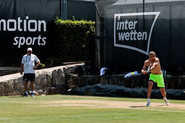 BOSS OPEN ATP250 13 06 2025 Alexander Zverev GER training, practicing In the background Alexander Michailowitsch Swerew father and coach of Alexander Zverev BOSS OPEN ATP250 Stuttgart, Tennisclub Weissenhof on 13 06 2025 Copyright: xBEAUTIFULxSPORTS Wunderlx