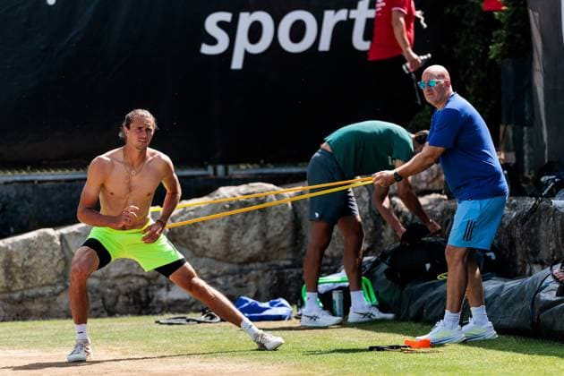 BOSS OPEN ATP250 14 06 2025 Alexander Zverev GER in training, training, Terraband, athletic trainer BOSS OPEN ATP250 Stuttgart, Tennisclub Weissenhof on 14 06 2025 Copyright: xBEAUTIFULxSPORTS Wunderlx