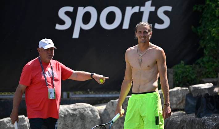 Alexander Zverev GER upper body naked warming up training with father Alexander Zverev senior gesture gesture perimeter advertising SPORTS tennis men BOSS Open ATP 250 Stuttgart 2025 Weissenhof BOSS Open ATP 250 Stuttgart 2025