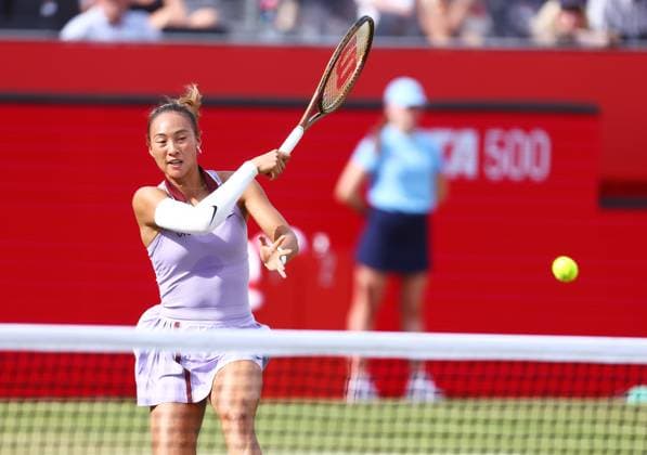 HSBC Tennis Championships, Day Five Queens Club, London, UK - 13 Jun 2025 Qinwen Zheng (CHN) in action during her Quarter Final match against Emma Raducanu (GBR) in the 2025 HSBC Championships at Queens Club London Queens Club London GBR, UK NEWSPAPERS OUT Copyright: xMarkxGreenwoodx