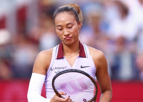 HSBC Tennis Championships, Day Five Queens Club, London, UK - 13 Jun 2025 Qinwen Zheng (CHN) in action during her Quarter Final match against Emma Raducanu (GBR) in the 2025 HSBC Championships at Queens Club London Queens Club London GBR, UK NEWSPAPERS OUT Copyright: xMarkxGreenwoodx